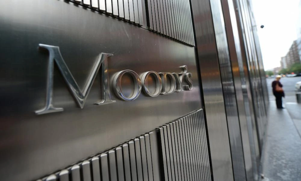 Moody’s: Υποβάθμισε την προοπτική του αξιόχρεου των ΗΠΑ λόγω του τεράστιου ελλείμματος